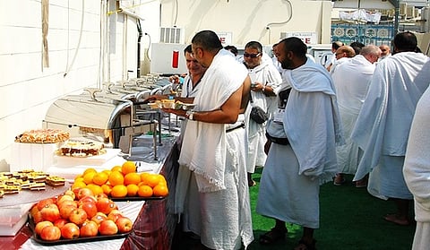 الحجاج وتناول الطعام - أرشيفية