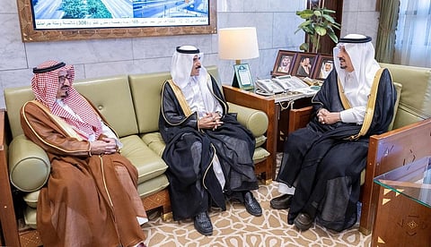 الأمير فيصل بن بندر بن عبدالعزيز خلال لقائه مسؤولي جمعية المتقاعدين