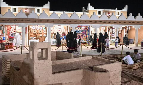 زوار "بيت حائل" يستمتعون بالطابع التراثي من الفن التشكيلي والحرف اليدوية