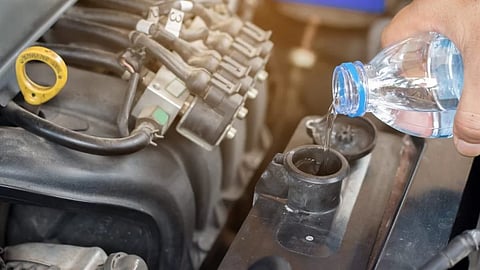 وضع ماء الشرب في ردياتير السيارة 