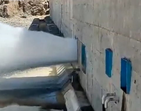 فتح بوابات سد «وادي رابغ» لتصريف 30 مليون متر³ من المياه (فيديو)