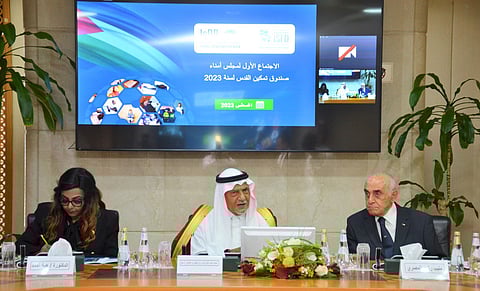 الأمير تركي بن فيصل خلال زيارته مقر البنك الإسلامي للتنمية بجدة