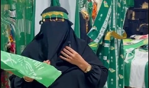 سيدة من حائل تبيع شعارات اليوم الوطني 