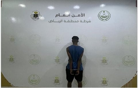 شرطة الرياض تقبض على شخص سرق مركبة 