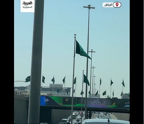 احتفالا باليوم الوطني الـ93.. الأعلام السعودية تزين طرقات الرياض

