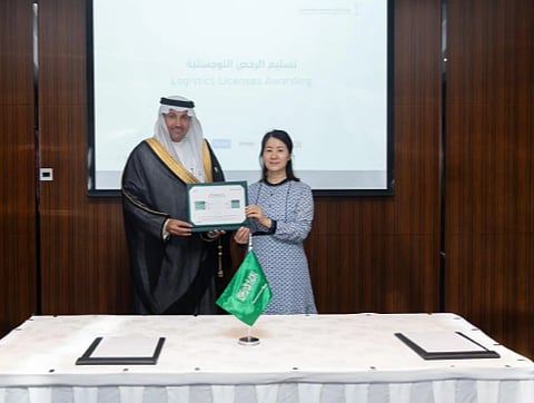 جانب من توقيع أحد الاتفاقيات