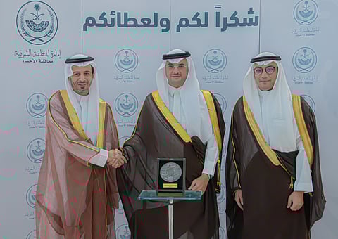محافظ الأحساء يكرّم رئيس وأعضاء مجلس إدارة «الفتح» السابق والمركز الإعلامي بالنادي

