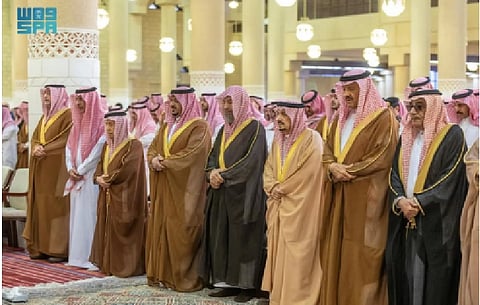 أمير الرياض يؤدي صلاة الميت على سعد السديري