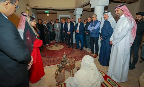 الراجحي مع المشاركين في المؤتمر