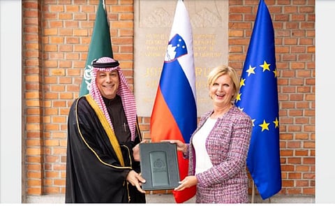  عبدالله بن خالد طوله يسلم نسخة من أوراق اعتماده 