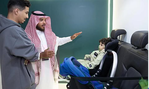 كرسي الأطفال بالمركبات