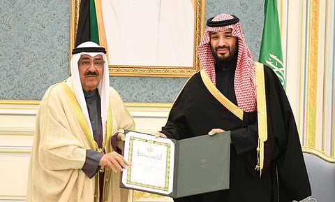 نيابة عن خادم الحرمين.. ولي العهد يقلد أمير الكويت قلادة الملك عبدالعزيز