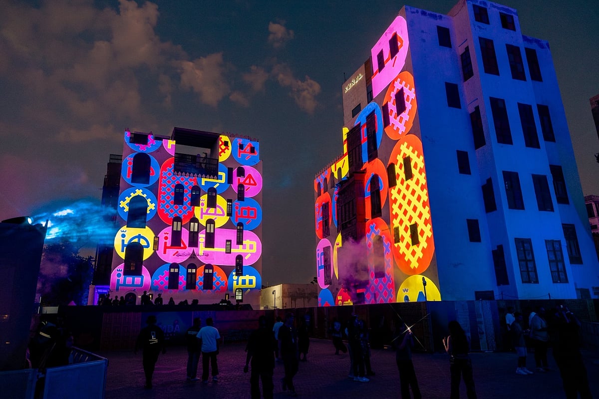 أكثر من 70 فنانا من المملكة والعالم.. بلد بيست يختتم حفلاته بعروض مبهرة أضاءت الليل والمباني والشجر في وسط جدة التاريخي