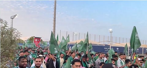 مسيرة حاشدة للجماهير السعودية نحو استاد المدينة التعليمية قبل لقاء كوريا الجنوبية