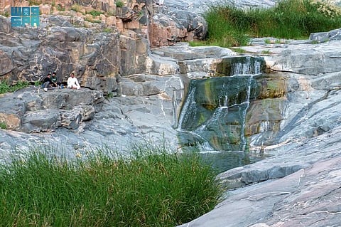 مناظر ربيعية وشلالات منحدرة تجذب الزوّار والمتنزهين لـ«تعلة نزا» شرق ينبع