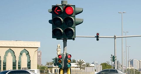 «المرور» تعيد التذكير بضوابط الالتفاف لليمين عند الإشارة الضوئية الحمراء
