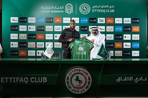 الكاميروني إيكامبي يصل الدمام بعد انضمامه رسميًا للاتفاق
