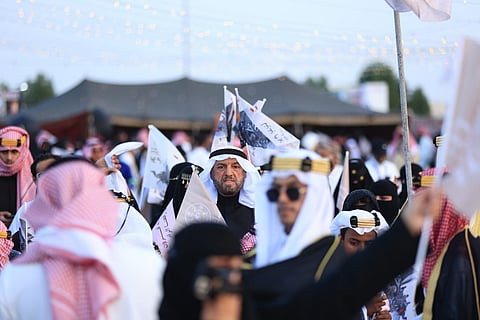 بقافلة وطنية عن يوم التأسيس.. انطلاق مهرجان حياة الورد الثاني 