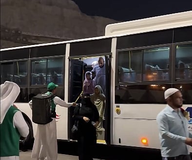 متطوعون بمنافذ الحرم المكي 