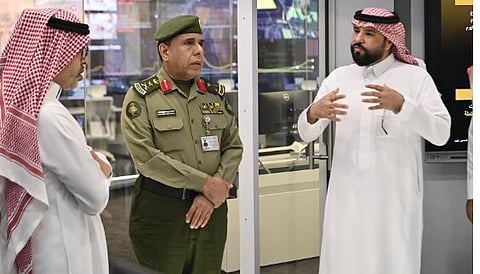 مدير عام الجوازات يتفقد سير العمل بجوازات مطار خليج نيوم 