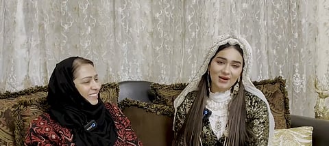 مصممة الأزياء وحفيدتها