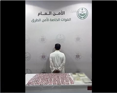 ضبط مواطن لترويجه 4 كيلوجرامات من الحشيش وأقراصًا خاضعة لتنظيم التداول الطبي بالرياض 