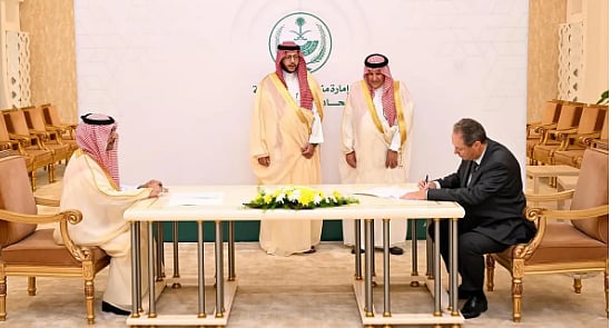 محافظ الطائف يشهد توقيع اتفاقيات لتحسين المشهد الحضري للمباني وتشجير جبل الكر