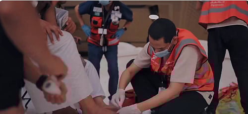 جهود يقودها الإيمان.. المتطوعون الصحيون بالحج يباشرون تقديم الرعاية لضيوف الرحمن