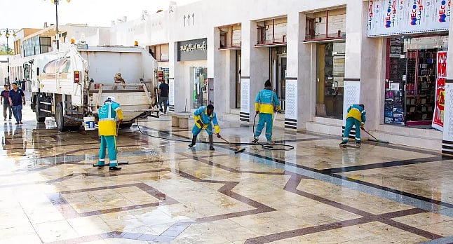 أمانة تبوك تواصل أعمالها الصحية في النظافة العامة