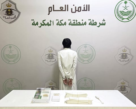 القبض على مقيم لنصبه بادعاء توفير سكن ونقل وحملات حج وهمية