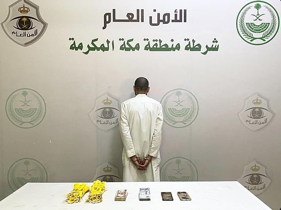 شرطة مكة تقبض على مقيم روج لحملة حج وهمية وباع أساور حج مزورة