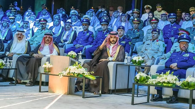 وزير الدفاع يرعى حفل تدشين جامعة الدفاع الوطني وتخريج دارسي البرامج الأكاديمية بكلية القيادة والأركان