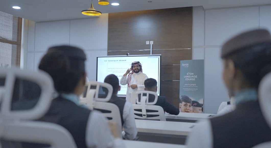 طيران ناس يطلق أول برنامج في المملكة لتأهيل طواقم الضيافة الجوية للتواصل بلغة الإشارة