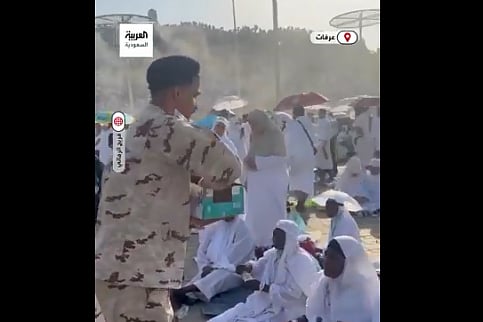 رجال الأمن يقدمون الماء ويروون عطش الحجاج في مشعر عرفات