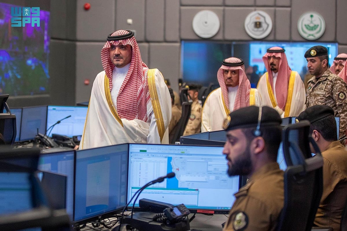  وزير الداخلية يقف على سير العمل في مركز القيادة والسيطرة لأمن الحج
