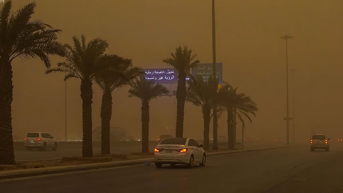 المرور توجه نصائح وإرشادات للقيادة أثناء موجات الغبار المرور توجه نصائح وإرشادات للقيادة أثناء موجات الغبار