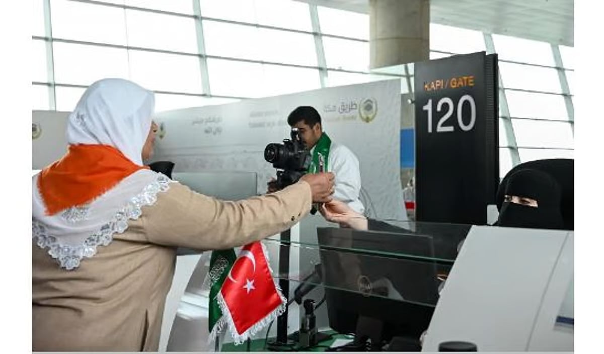 المرأة السعودية.. أنموذجًا يُقتدى به ضمن مبادرة «طريق مكة» في مطار محمد الخامس الدولي المرأة السعودية.. أنموذجًا يُقتدى به ضمن مبادرة «طريق مكة» في مطار محمد الخامس الدولي