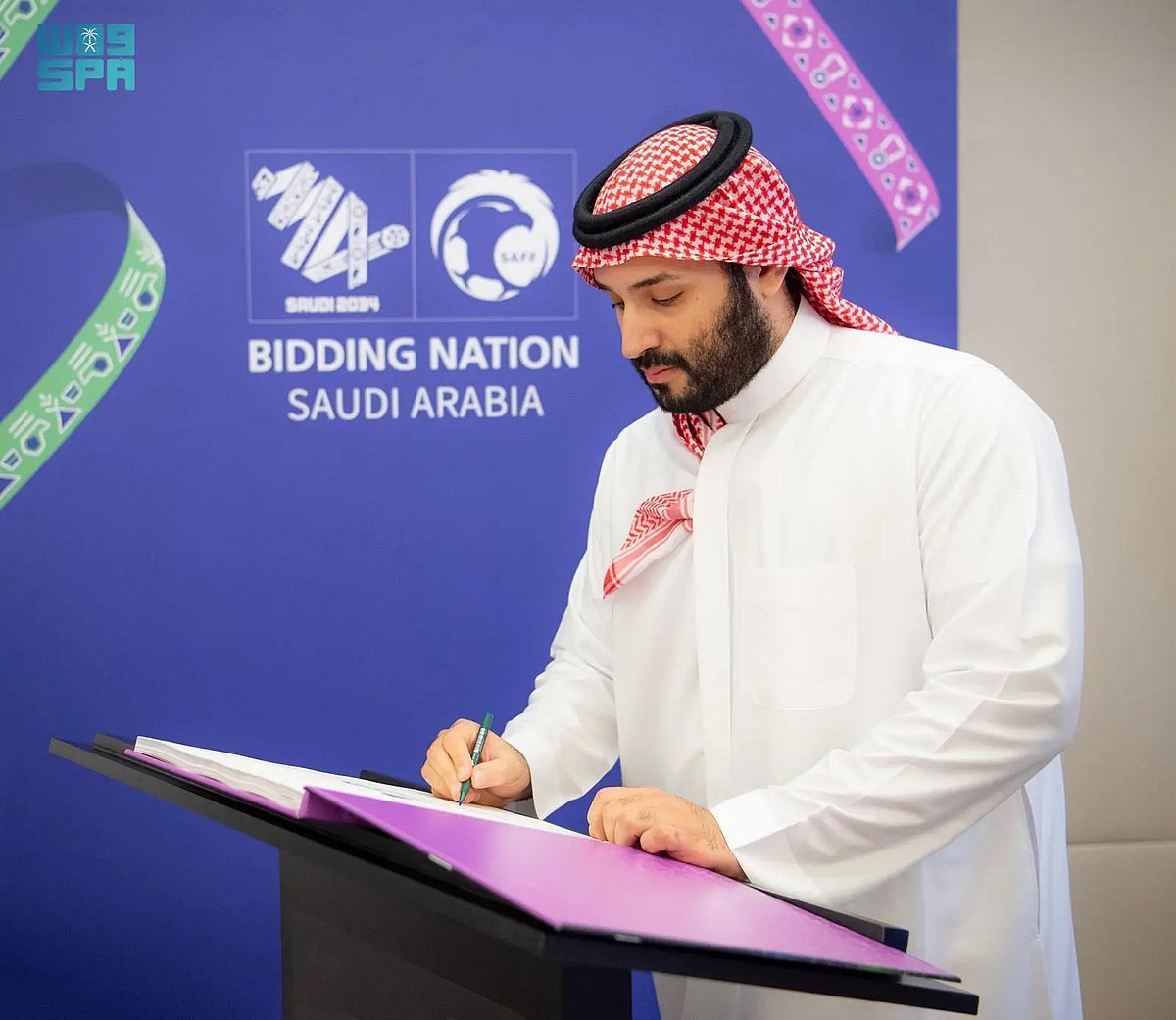 ولي العهد يبارك استكمال المملكة إجراءات ملف استضافة كأس العالم 2034 استعداداً لتسليمه للفيفا ولي العهد يبارك استكمال المملكة إجراءات ملف استضافة كأس العالم 2034 استعداداً لتسليمه للفيفا