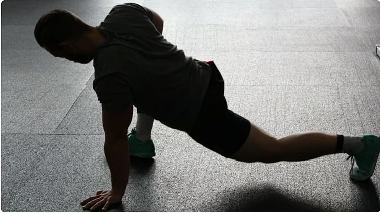 مدرب لياقة بدنية يحدد شروط الأندية الرياضية الصحية