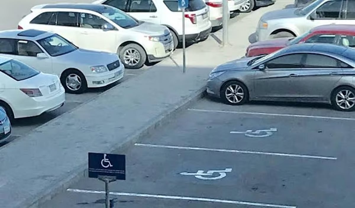 ضبط 2054 مركبة مخالفة وقف أصحابها بأماكن ذوي الإعاقة ضبط 2054 مركبة مخالفة وقف أصحابها بأماكن ذوي الإعاقة