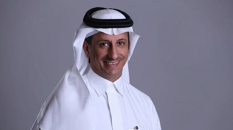 وزير السياحة يمازح فنانة تشكيلية بعد مشاركته بتلوين لوحة: هل لي مستقبل؟