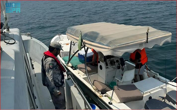 حرس الحدود بالمنطقة الشرقية ينقذ 4 مواطنين تعطلت واسطتهم البحرية في عرض البحر