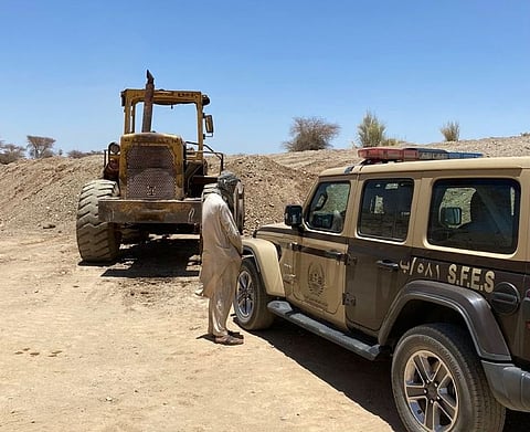 «الأمن البيئي» تضبط مقيمًا مخالفًا لاستغلاله الرواسب في المدينة المنورة