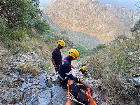 «الدفاع المدني» بجازان ينقذ شخصًا علق في مرتفع جبلي