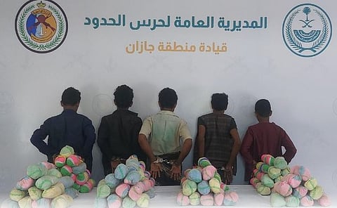 القبض على 5 مخالفين بمنطقة جازان لتهريبهم 100 كيلوجرام من نبات القات