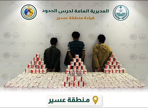 القبض على 3 مخالفين لنظام أمن الحدود بعسير لتهريبهم 90000 قرص خاضع لتنظيم التداول الطبي
