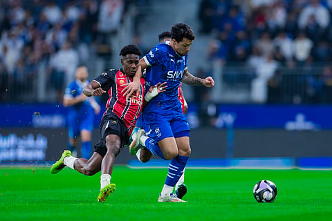الهلال يخطف الرائد 