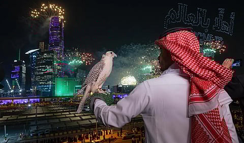 نادي الصقور يحتفي بإعلان استضافة مونديال 2034 بأكبر تجمعٍ للصقارين في العالم
