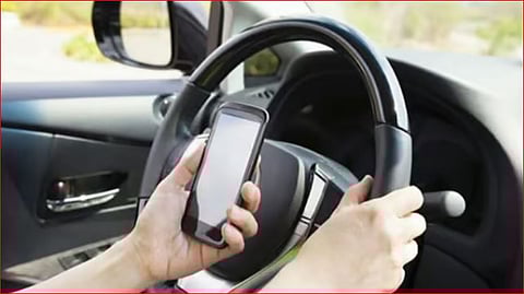 المرور السعودي: استخدام الجوال يتصدّر مسببات الحوادث المرورية في منطقة القصيم