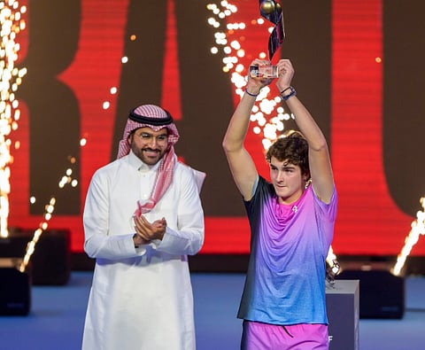 نائب وزير الرياضة يتوّج البرازيلي "فونسيكا" بلقب بطولة الجيل القادم للتنس 2024